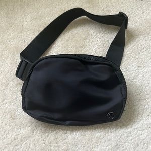 Black Lululemon Everywhere Belt Bag 1L
